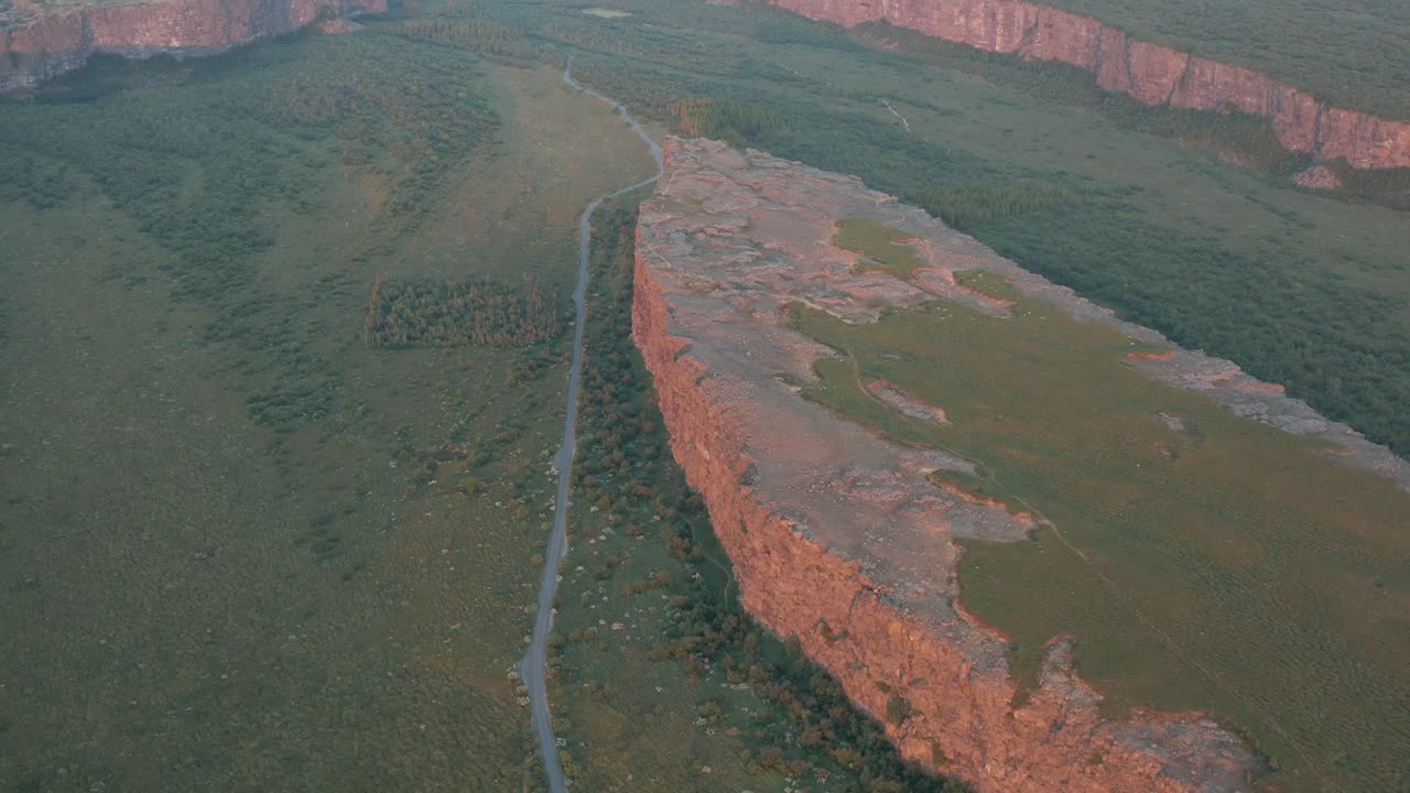 아침 햇빛은 아이슬란드의 아스비르기 협곡에 있는 에이얀 바위 섬에서 빛난다