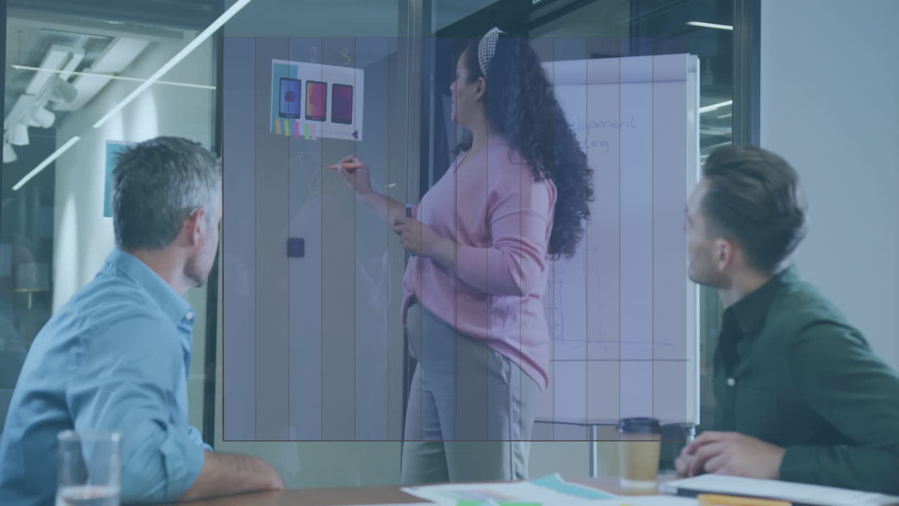 animación del procesamiento de datos estadísticos contra una mujer biracial que hace una presentación en la oficina