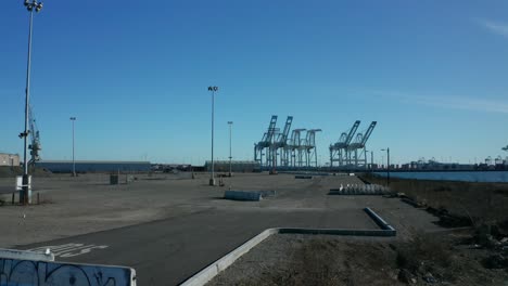 Una-Panorámica-Larga-Hacia-Arriba-Para-Ver-Las-Grúas-A-Través-De-Las-Rutas-De-Navegación-En-Un-Día-Soleado-En-La-Bahía