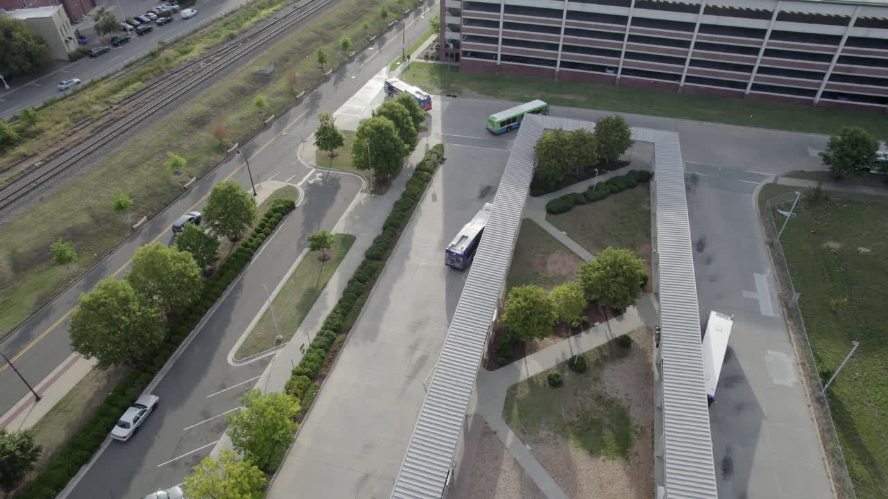 estación de autobuses, luz de la mañana, sigue a la estación de salida del autobús