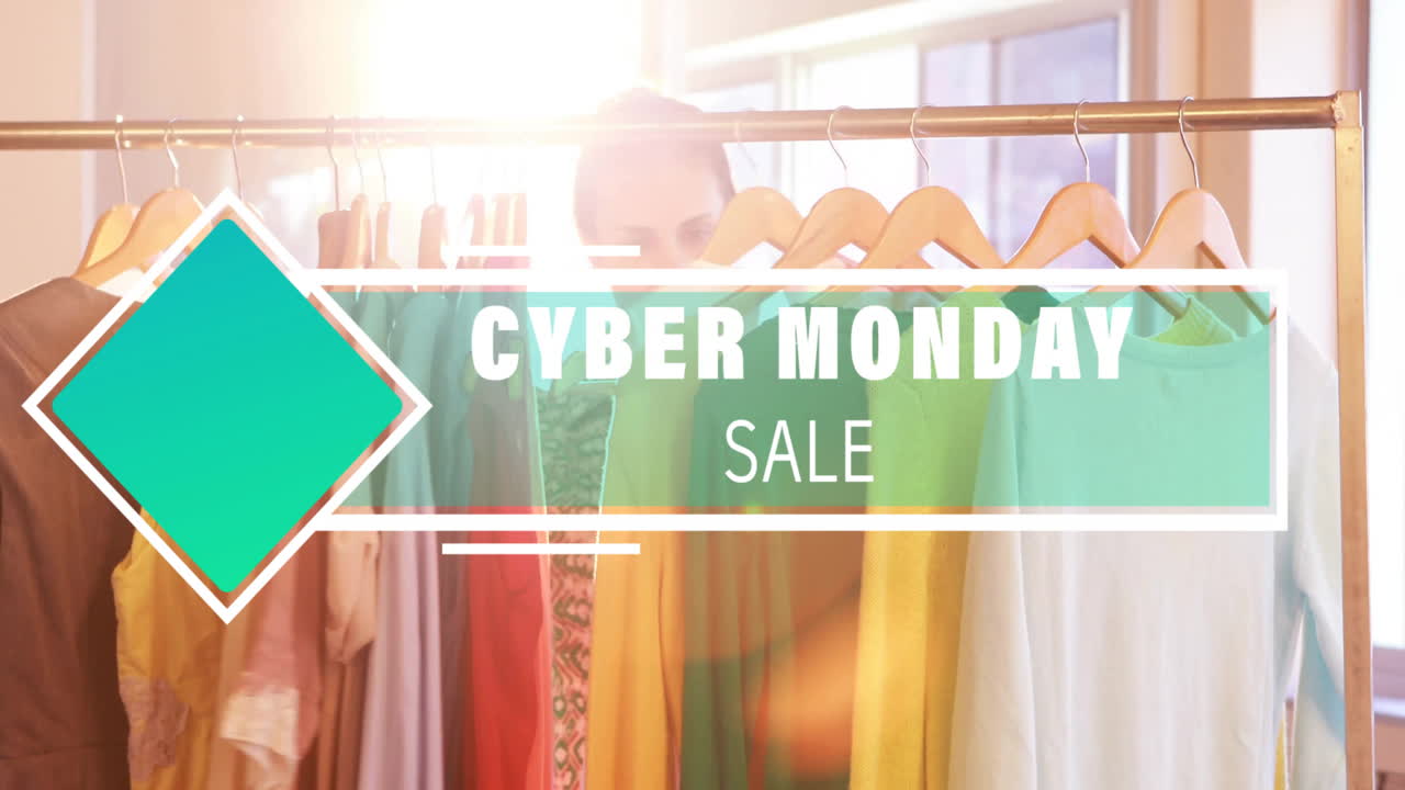 사이버 월요일 판매 애니메이션 상점의 거에 다채로운 옷을 통해