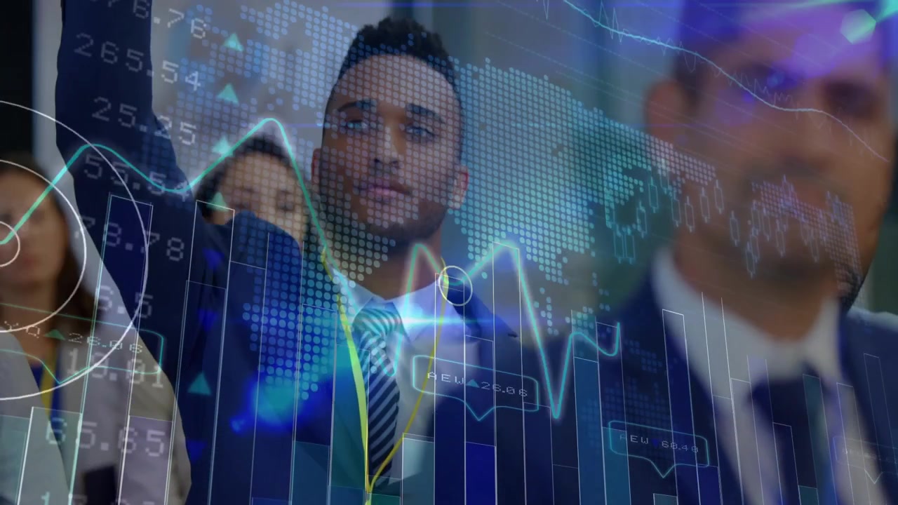 Câmera em movimento panorâmico, participante levantando a mão pedindo para falar sob sobreposições transparentes de gráficos financeiros