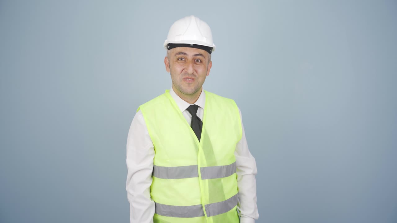 ingeniero mirando a la cámara con asombro y haciendo una presentación.