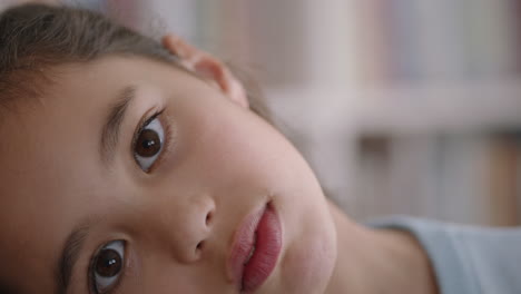 retrato de una niña feliz sonriendo con la curiosidad natural de la infancia buscando un niño alegre con una expresión juguetona inocente imágenes de 4k