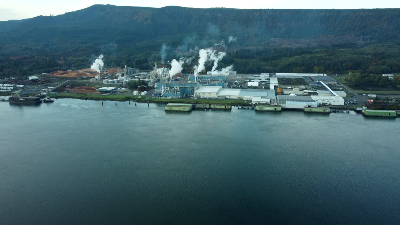 US, OR, Westport, 2025-10-22 - Drone view of the Georgia Pacific Wauna Paper Mill near Puget Island on the Columbia River