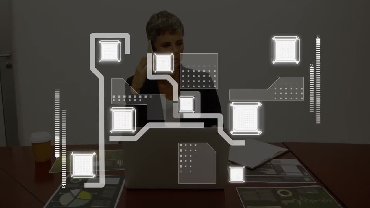 анимация цифрового интерфейса над деловой женщиной в офисе