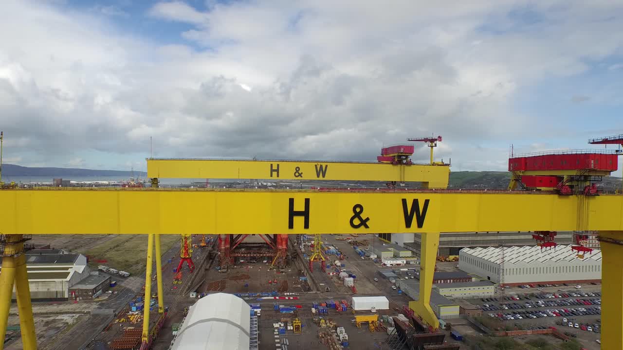 vistas aéreas de las grúas harland y wolff, samson y goliat, en belfast, irlanda del norte