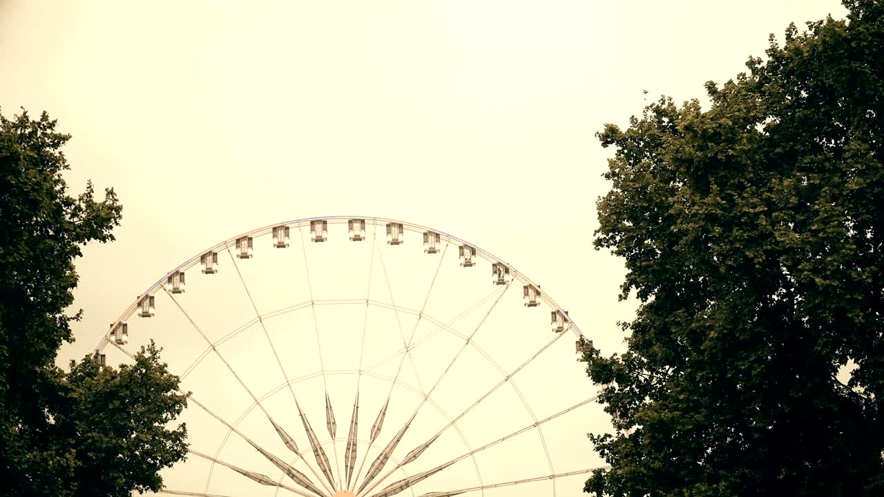파리의 페리스  (ferris wheel) 은 레리 정원 (tuileries gardens) 과 루브르 박물관 (louvre museum) 에서 해가 지는 모습이다.