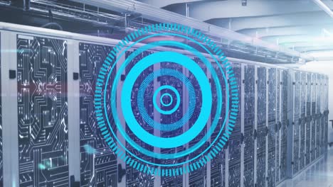 animación de círculos de carga sobre el patrón de la placa de circuitos en los racks de servidores de datos en la sala de servidores