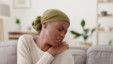 mujer negra, dolor en el hombro
