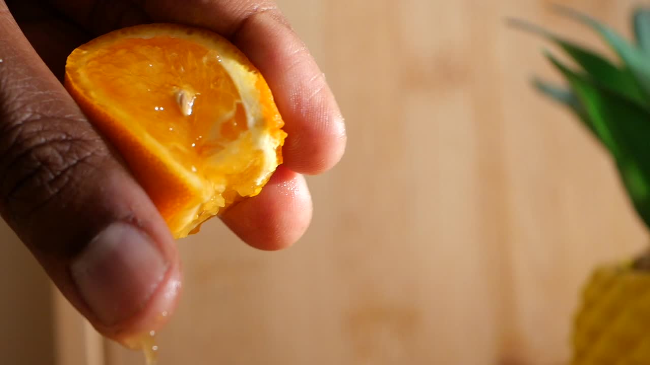 exprimiendo una naranja