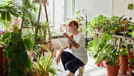 mujer regando plantas en una tienda de plantas