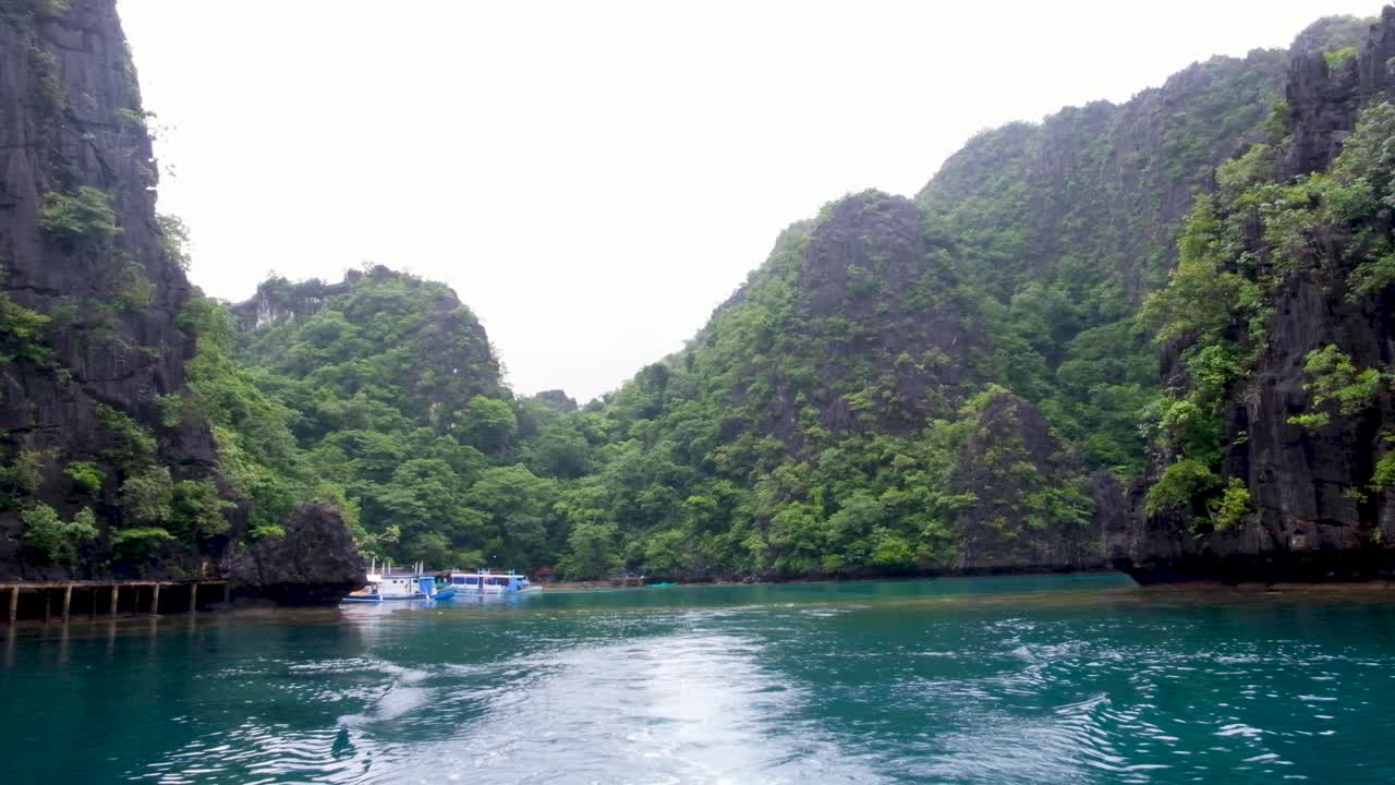 필리핀의 팔라완 에 있는 푸르키즈색 물 의 아름다운 호수 와 외 ⁇  에 있는 거칠고 바위 가 많은 열대 섬 들