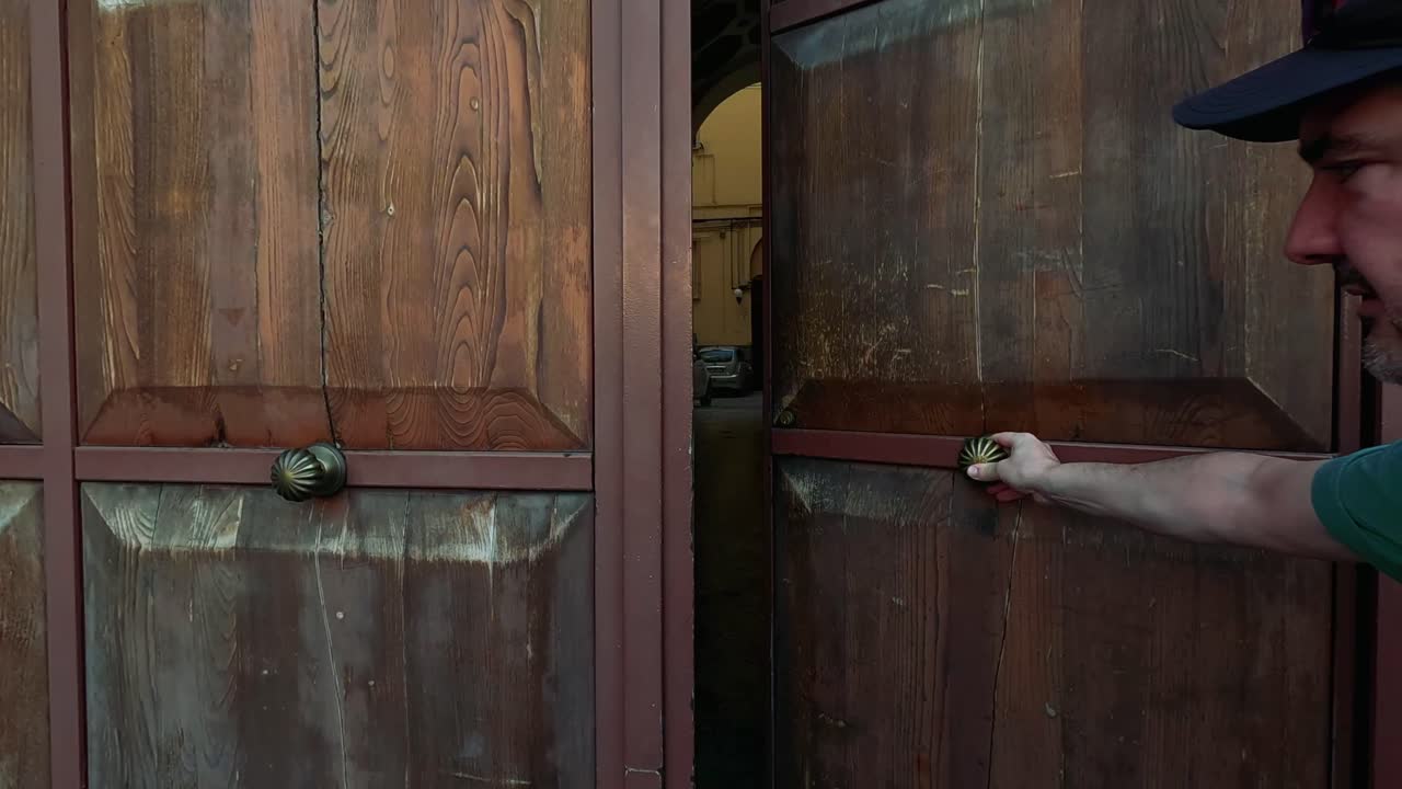 남자가 문을 열고 나폴리의 호텔 내부를 드러니다.