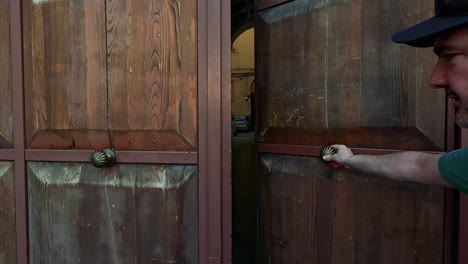 hombre abre la puerta revelando el interior del hotel en nápoles