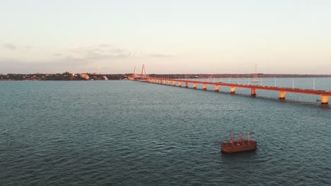 Vorwärts-Drohnenaufnahme-Der-Posadas-Brücke-Mit-Panorama-Skyline,-Argentinien