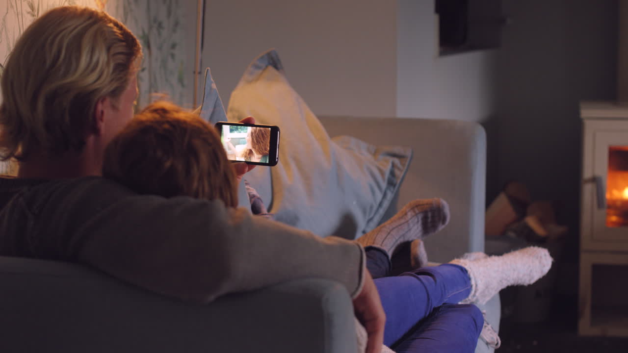 поддерживать связь с близкими