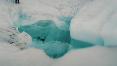 Una-Pequeña-Laguna-Rodeada-De-Icebergs-Dentro-Del-Glaciar-Perito-Moreno-En-El-Parque-Nacional-Los-Glaciares,-Patagonia,-Argentina---Primer-Plano