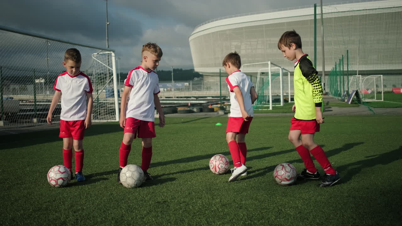 jóvenes jugadores de fútbol en entrenamiento