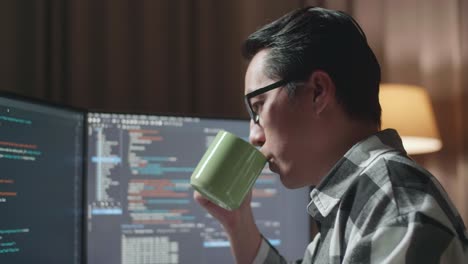 programador tomando un descanso de la codificación.