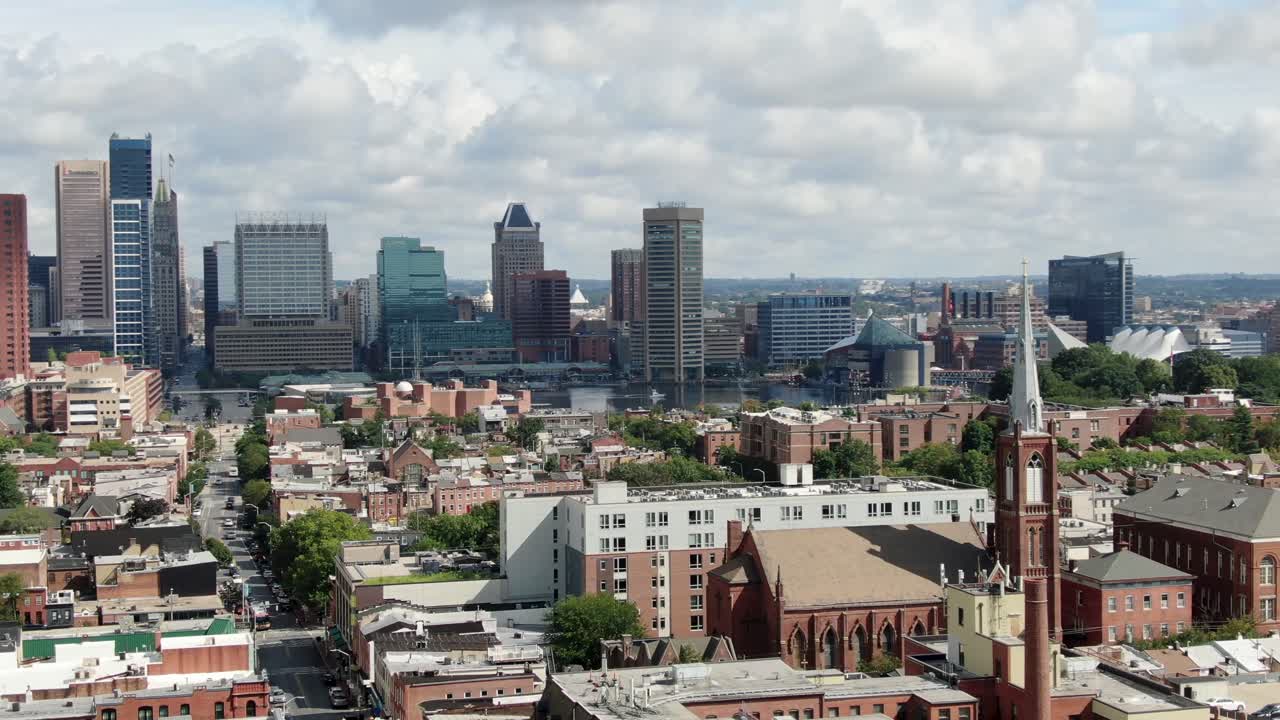 볼티모어, 메릴랜드, 미국 도시 도시 이웃 커뮤니티, 교회 첨탑, 미국 미국 다운타운 지구 스카이라인, 내항 및 체사피크 만의 공중 시차 샷