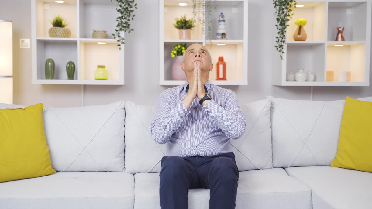 기도하는 기독교인 노인.