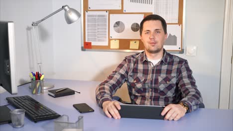 hombre trabajando en un escritorio en un entorno de oficina