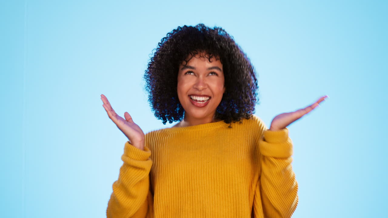 Glad, dansende og ansigt af en kvinde i et studie