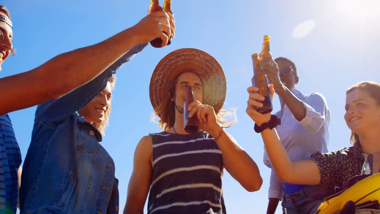 un grupo de amigos divirtiéndose en el coche 4k