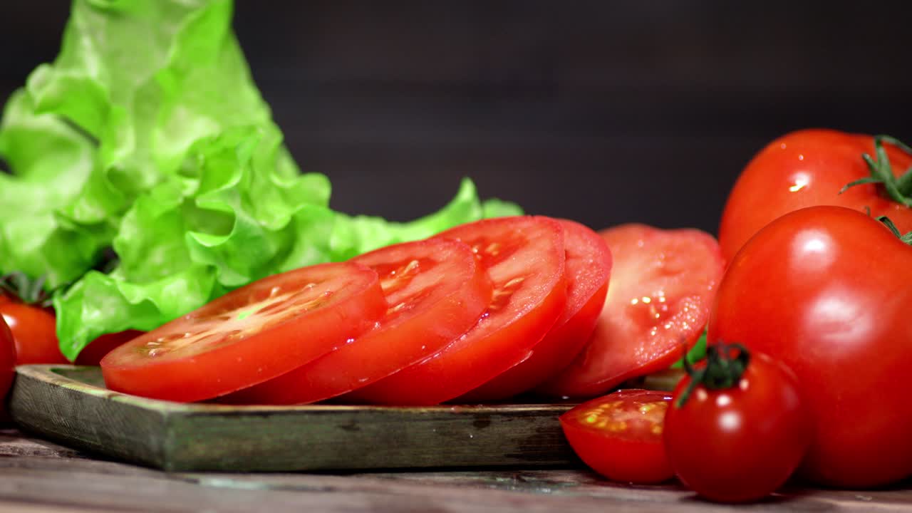 절단판에 개진 토마토는 천천히 회전합니다.