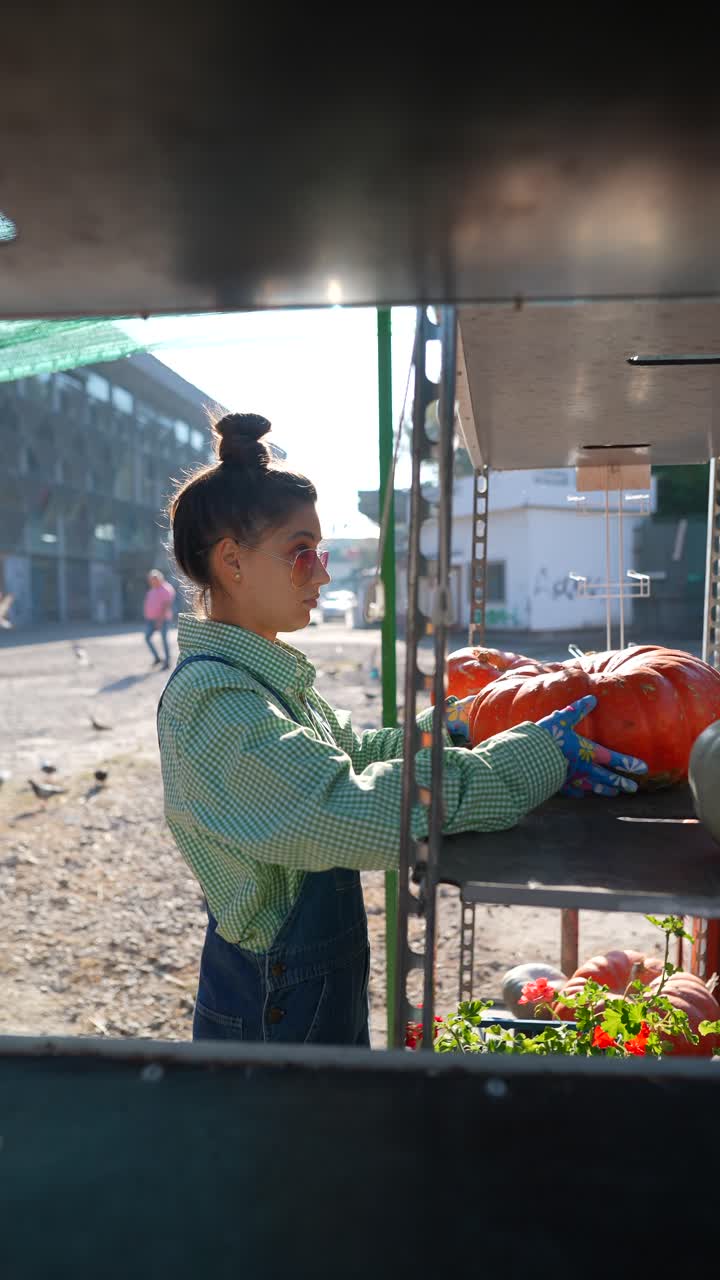 mujer vendiendo calabazas en un mercado callejero