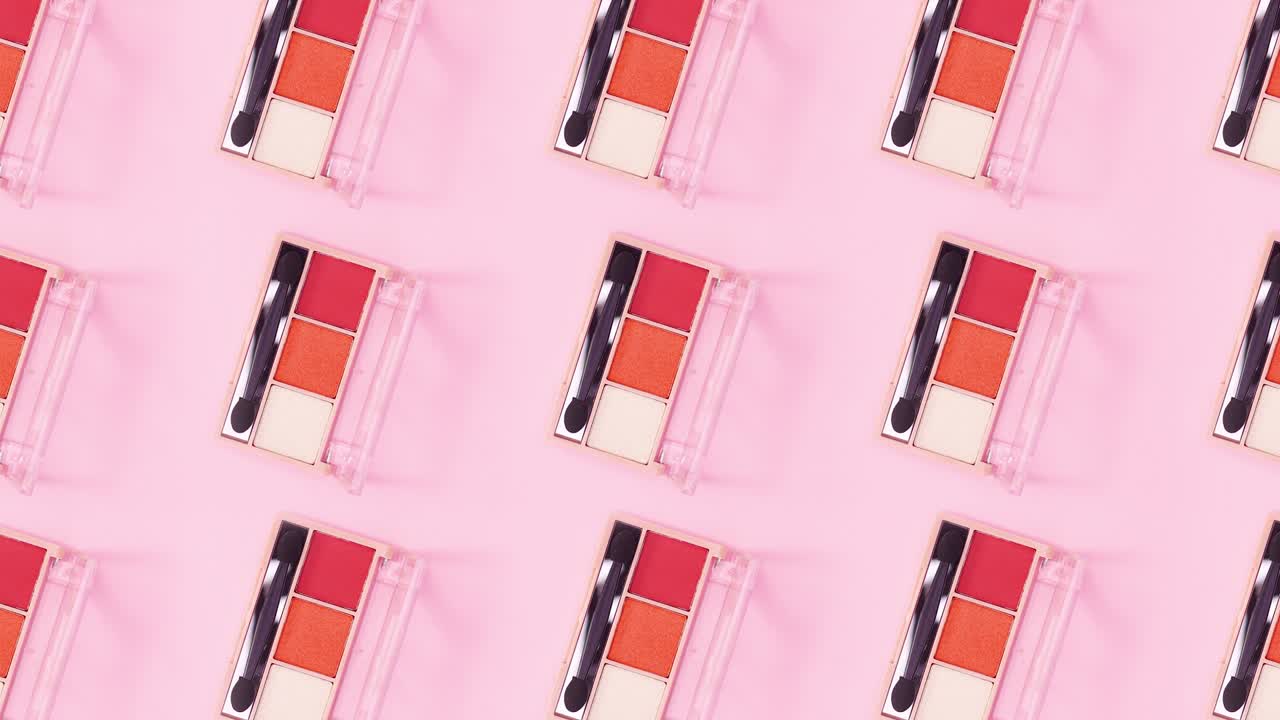 Motivo composto da piccole palette di ombretti con tonalità rosa e arancioni che ruotano. Stop motion.