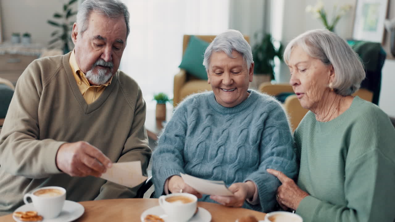 노인들, 친구들 그리고 사진에 대해 이야기하는 것