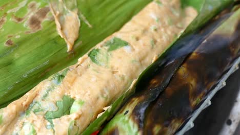 el pastel de pescado al curry a la parrilla con carbón de tradición tailandesa es una de las famosas comidas callejeras tailandesas que se venden en la ciudad costera