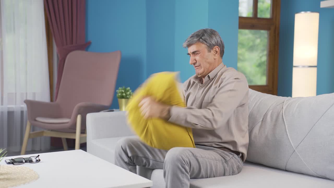 집에서 신경 ⁇ 약을  ⁇ 고 있는 노인.