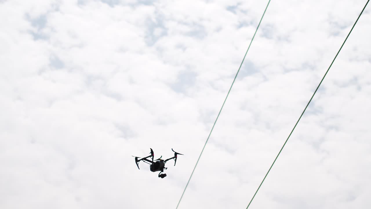 전력선의 드론 검사