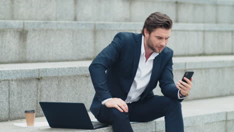 Hombre-De-Negocios-Que-Tiene-Video-Chat-En-Un-Teléfono-Inteligente.-Hombre-Usando-Teléfono-Móvil-Al-Aire-Libre