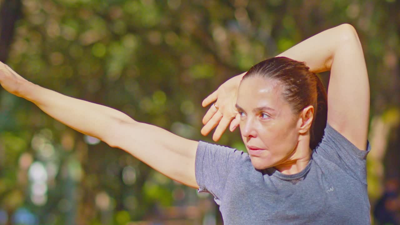 팔 스트레칭 운동은 유연성을 유지하는 데 필수적입니다.