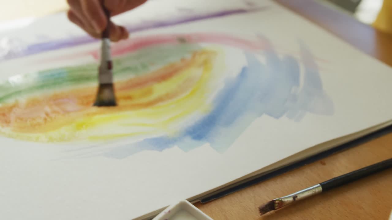 집 에서 수채화 로 그림 을 그리는 백인 여성 의 클로즈업