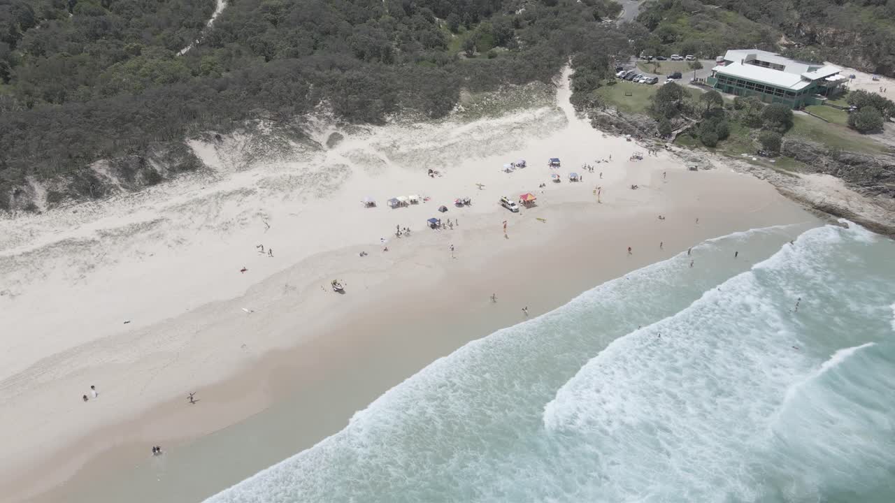 메인 해변 곶 보호 구역과 사우스 협곡 해변을 볼 수 있는 메인 해변의 해수욕객