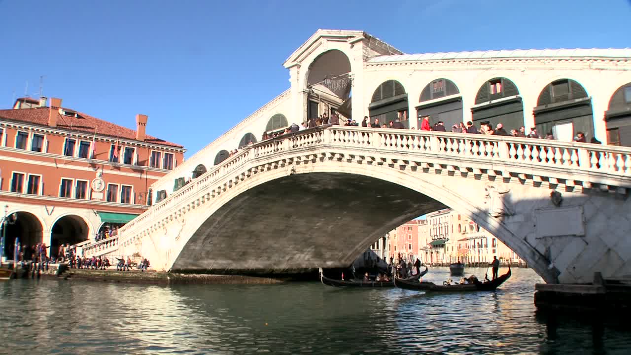 베니스 이탈리아 2 리알토 다리 아래 곤돌라