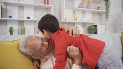 padre e hijo divirtiéndose en casa.