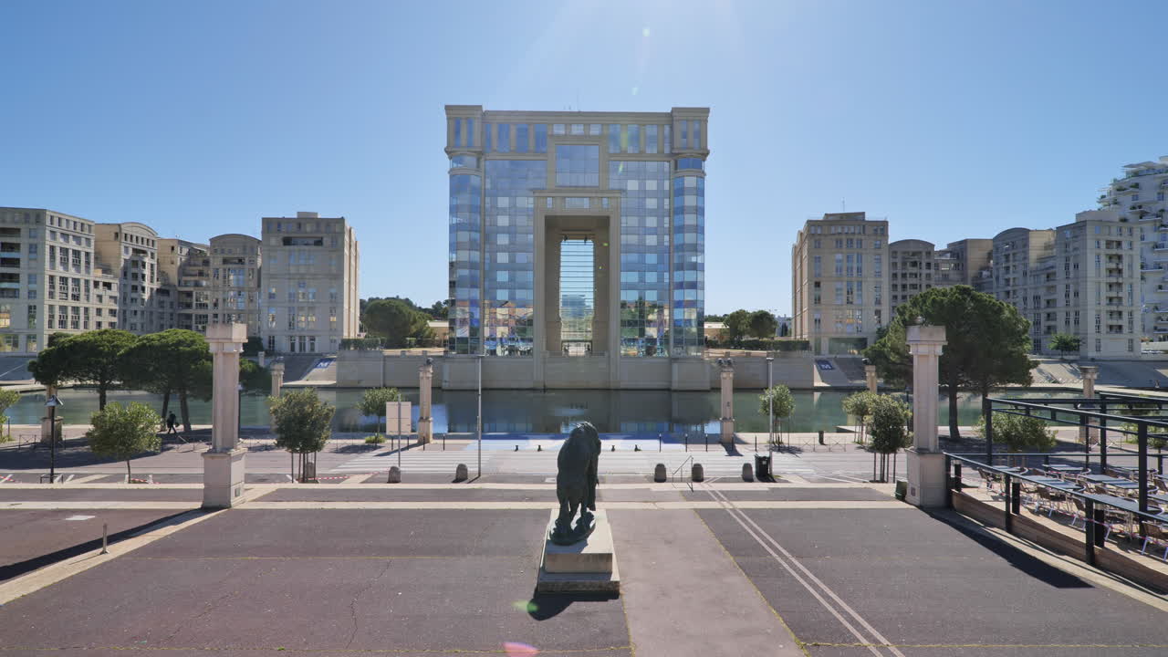 edificio de vidrio en montpellier día soleado francia fijar disparo