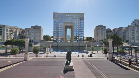 Edificio-De-Cristal-En-Montpellier-Día-Soleado-Francia-Tiro-Fijo