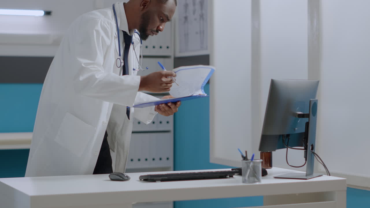 Medico che esamina le informazioni del paziente sul computer
