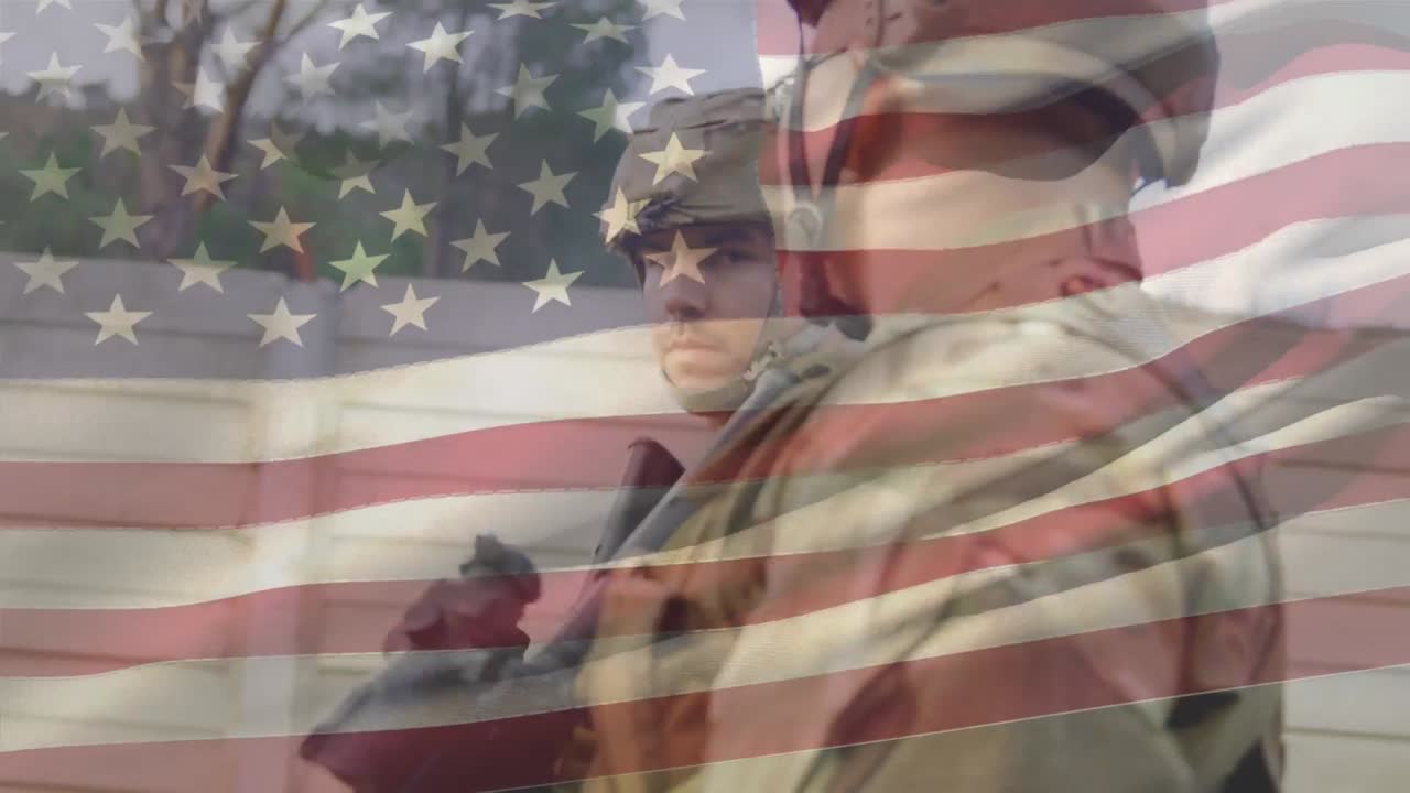 animación de la bandera de los estados unidos sobre varios soldados con armadura