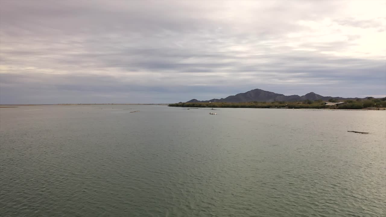 Volo di drone sul mare e sulla penisola al tramonto e allevamenti di ostriche.