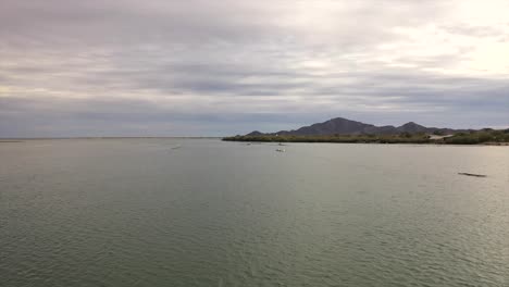 Drohnenflug-über-Meer-Und-Halbinsel-Sonnenuntergang-Und-Austernfarmen