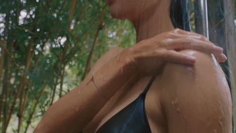 mujer atractiva en la ducha usando bikini lavando el cuerpo limpiando la piel con agua refrescante disfrutando de la belleza natural spa duchándose al aire libre en la naturaleza
