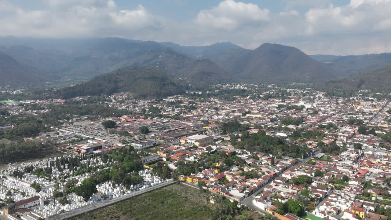 hiperlapso aéreo lento sobre antigua guatemala y el cementerio allí